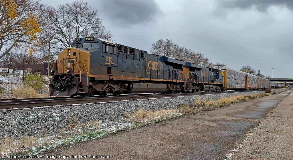 CSX 915 leads I018 a few days later.